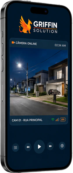Celular exibindo o aplicativo da Griffin Solution: a câmera 01 da rua principal ao vivo às 02:34, com a rua do condomínio iluminada durante a noite.